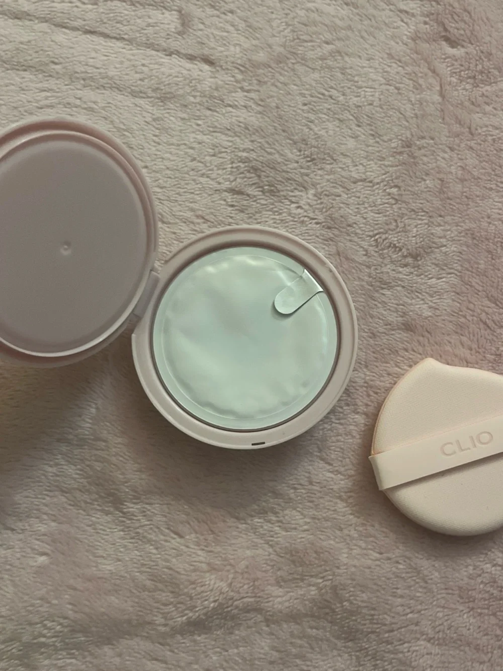 CLIO White Cushion Compact with Puff